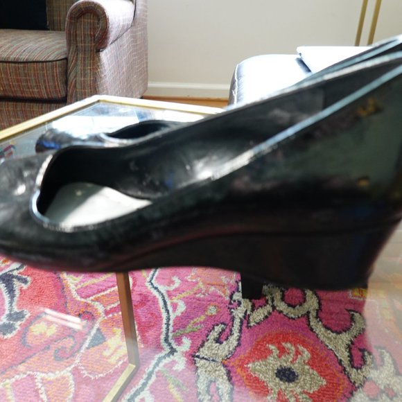 (NWOB) BCBG Black Patent Leather Peep Toe Wedge Heels SIZE 8.5B - Picture 5 of 16
